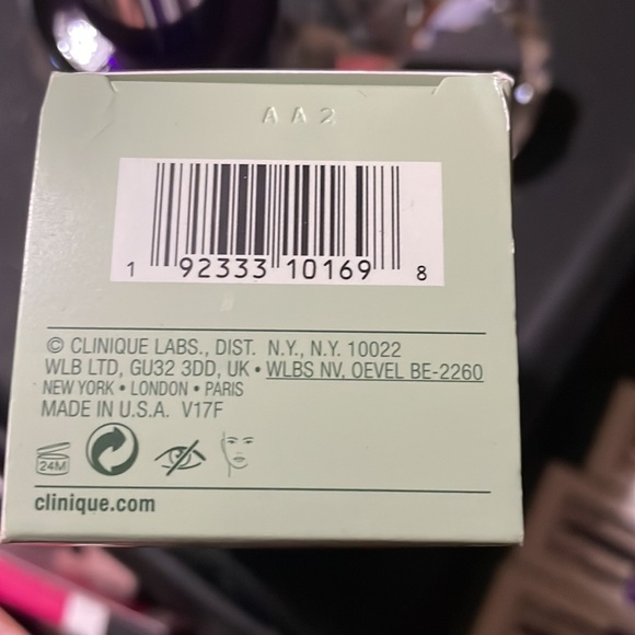 Clinique - Picture 4 of 7